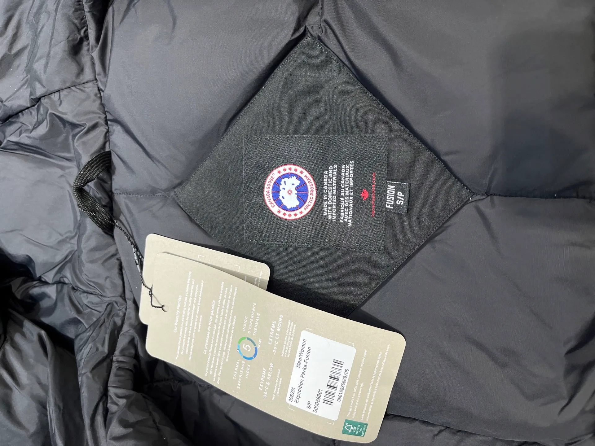 P840 𝘾𝘼𝙉𝘼𝘿𝘼 𝙂𝙊𝙊𝙎𝙀Big Goose 13# The design of Big Goose 13 is simple and elegant, a little longer than the 08 model, more suitable for men and suitable for business people. This down jacket is popular for its simple design, which is not only practical but also has a certain sense of fashion. In terms of applicability, the Daye 13 model provides good thermal insulation performance. Its thermal insulation coefficient is level 5, which can provide enough warmth and is suitable for wearing in cold environments. In addition, the Daye 13 model also has a high cost performance. Compared with other models, it provides a better balance between price and performance, making it more competitive in the market.  size：xs-xxl